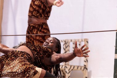 Zuzu Afrika akrobatlar San di akrobatik performansını