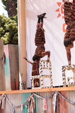 Zuzu Afrika akrobatlar San di akrobatik performansını