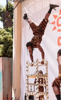 Zuzu Afrika akrobatlar San di akrobatik performansını