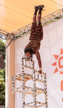 Zuzu Afrika akrobatlar San di akrobatik performansını