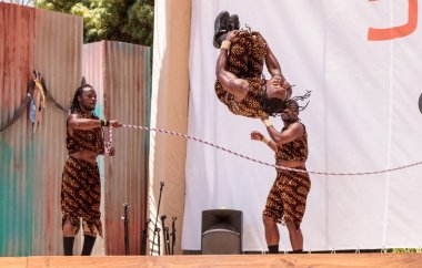 Zuzu Afrika akrobatlar San di akrobatik performansını