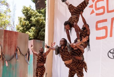 Zuzu Afrika akrobatlar San di akrobatik performansını