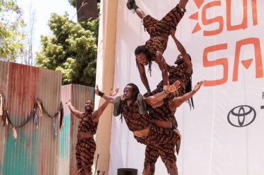 Zuzu Afrika akrobatlar San di akrobatik performansını