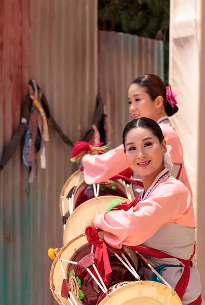 Koreanischer trommeltanz im zoo san diego safari park — Stockfoto