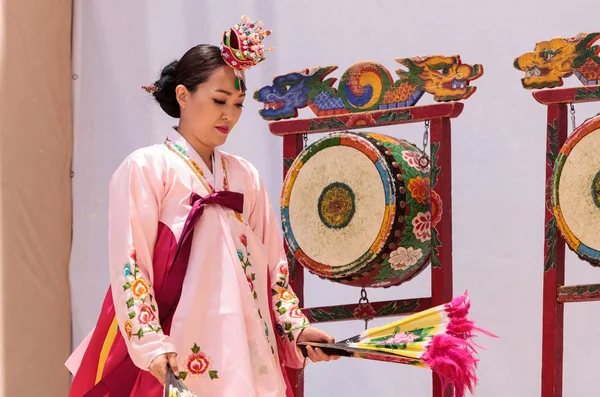 韓国のファンの踊り演じサン ディエゴ動物園サファリ パークで. — ストック写真