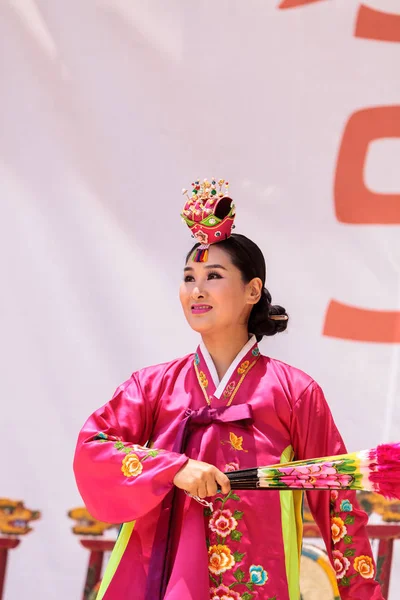 Koreanischer fächertanz im san diego zoo safari park. — Stockfoto