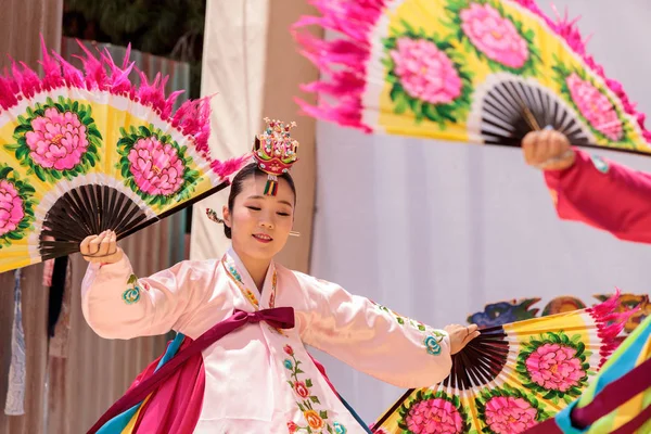 Baile coreano en el Parque Safari del Zoológico de San Diego . — Foto de Stock