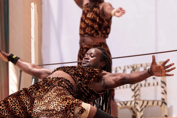 Zuzu Afrika akrobatlar San di akrobatik performansını