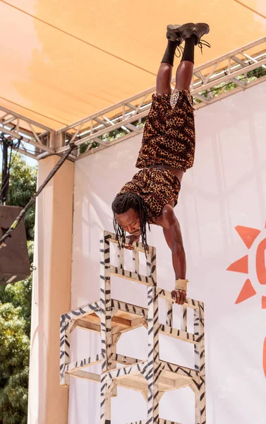 Zuzu Afrika akrobatlar San di akrobatik performansını