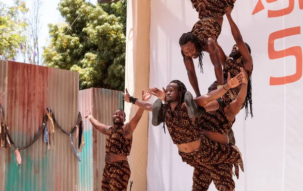 Zuzu Afrika akrobatlar San di akrobatik performansını