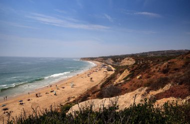 Crystal Cove Beach en uzak Güney ucu üzerinde mavi gökyüzü