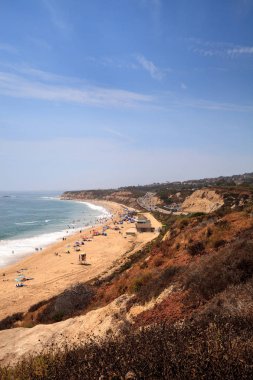 Crystal Cove Beach en uzak Güney ucu üzerinde mavi gökyüzü