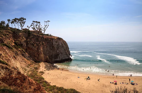 Crystal Cove Beach en uzak Güney ucu üzerinde mavi gökyüzü