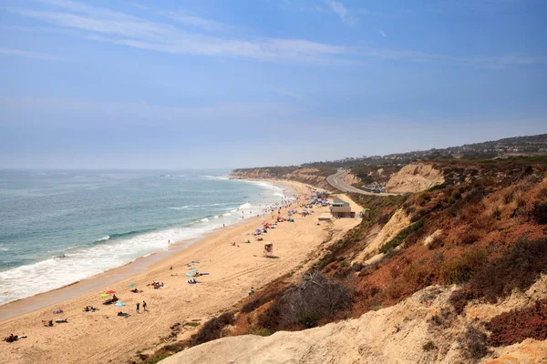 Cielo blu sopra l'estremità sud più lontana della spiaggia di Crystal Cove — Foto Stock