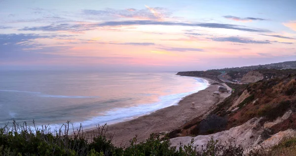 Sonnenuntergang über dem südlichsten Ende des Strandes der Kristallbucht — Stockfoto