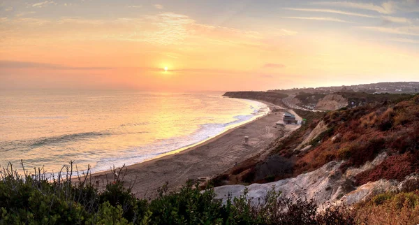 Закат над самым дальним южным концом пляжа Crystal Cove — стоковое фото