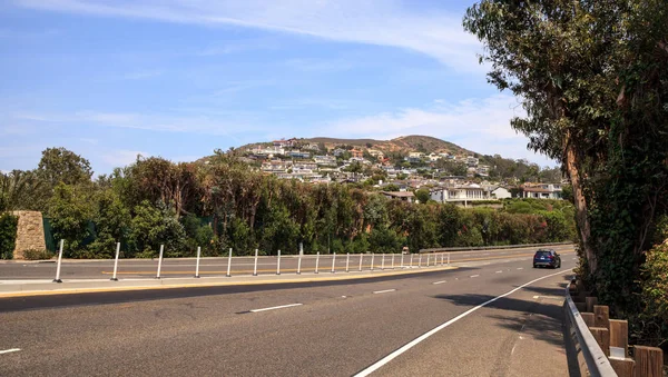 Pacific Coast Highway yol başlığı Laguna Bea içine üzerinde mavi gökyüzü — Stok fotoğraf