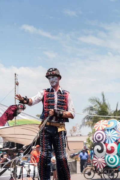 Sanatçı Benjamin Gadbois Dragon Knights steampunk Şti ile