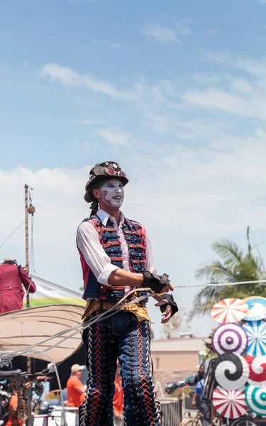 Sanatçı Benjamin Gadbois Dragon Knights steampunk Şti ile