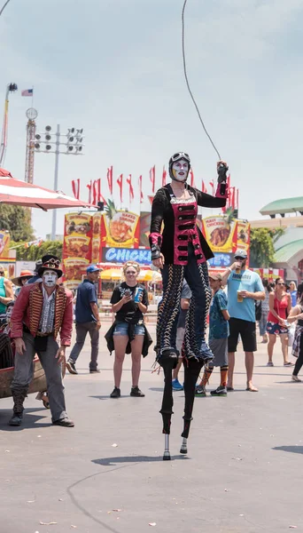 Cavaleiros Dragão steampunk caminhantes stilt — Fotografia de Stock