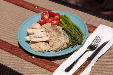 Sotelenmiş domuz eti ve mantarlı risotto ile kuşkonmaz