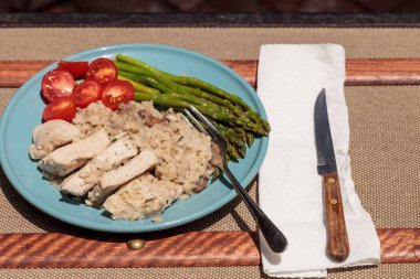 Sotelenmiş domuz eti ve mantarlı risotto ile kuşkonmaz