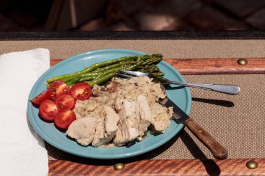 Sotelenmiş domuz eti ve mantarlı risotto ile kuşkonmaz