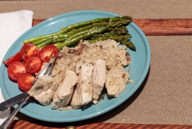 Sotelenmiş domuz eti ve mantarlı risotto ile kuşkonmaz