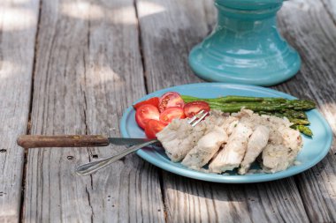 Sotelenmiş domuz eti ve mantarlı risotto ile kuşkonmaz