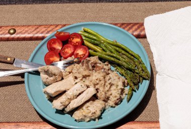 Sotelenmiş domuz eti ve mantarlı risotto ile kuşkonmaz