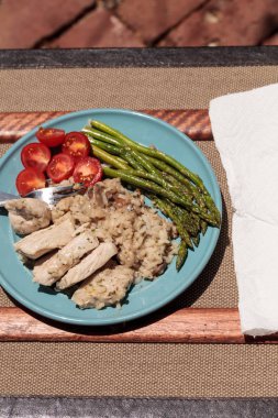 Sotelenmiş domuz eti ve mantarlı risotto ile kuşkonmaz