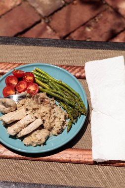Sotelenmiş domuz eti ve mantarlı risotto ile kuşkonmaz