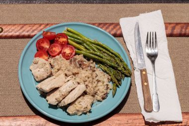 Sotelenmiş domuz eti ve mantarlı risotto ile kuşkonmaz 