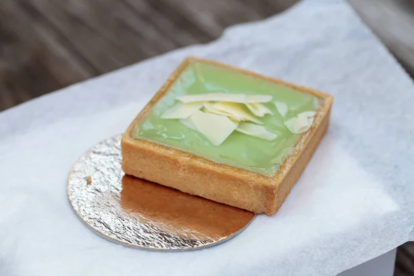 Πράσινο Keylime ζύμη τάρτας με ένα cookie κρούστα και λευκό chocolat — Φωτογραφία Αρχείου