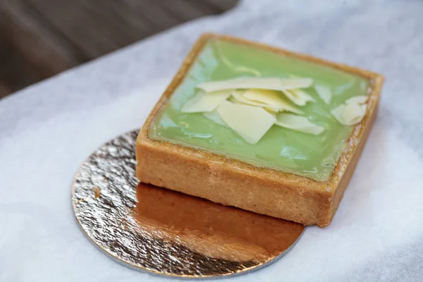 Πράσινο Keylime ζύμη τάρτας με ένα cookie κρούστα και λευκό chocolat — Φωτογραφία Αρχείου