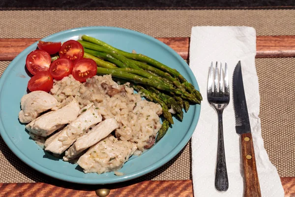 Sotelenmiş domuz eti ve mantarlı risotto ile kuşkonmaz