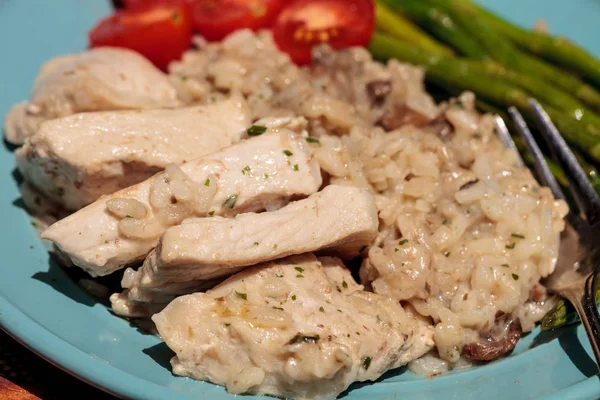 Sotelenmiş domuz eti ve mantarlı risotto ile kuşkonmaz