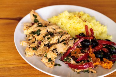 Baharatlı tavuk Diablo ile Salantro, zeytin, biber, sarımsak ve 