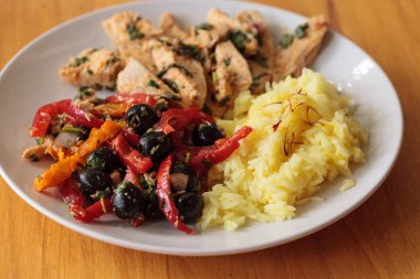 Baharatlı tavuk Diablo ile Salantro, zeytin, biber, sarımsak ve 