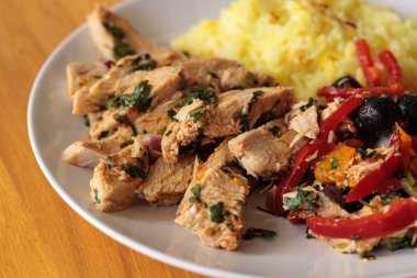 Baharatlı tavuk Diablo ile Salantro, zeytin, biber, sarımsak ve 