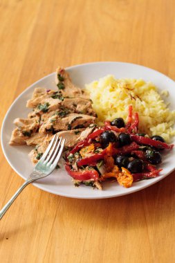 Baharatlı tavuk Diablo ile Salantro, zeytin, biber, sarımsak ve 