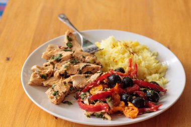 Baharatlı tavuk Diablo ile Salantro, zeytin, biber, sarımsak ve 