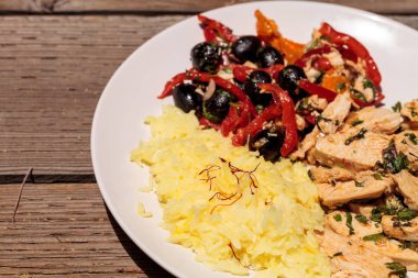 Baharatlı tavuk Diablo ile Salantro, zeytin, biber, sarımsak ve 