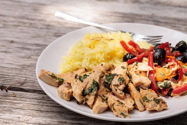 Baharatlı tavuk Diablo ile Salantro, zeytin, biber, sarımsak ve 