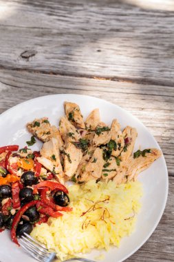 Baharatlı tavuk Diablo ile Salantro, zeytin, biber, sarımsak ve 