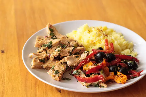 Baharatlı tavuk Diablo ile Salantro, zeytin, biber, sarımsak ve 