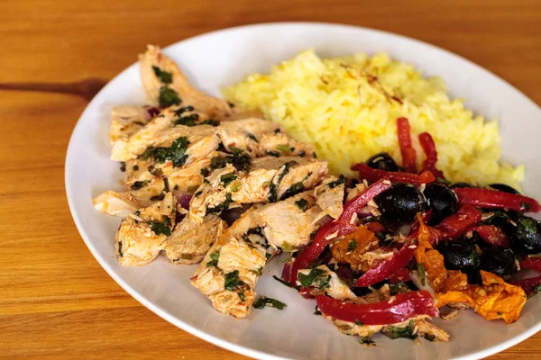 Baharatlı tavuk Diablo ile Salantro, zeytin, biber, sarımsak ve 