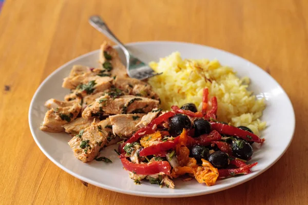 Baharatlı tavuk Diablo ile Salantro, zeytin, biber, sarımsak ve 