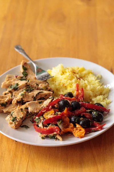 Baharatlı tavuk Diablo ile Salantro, zeytin, biber, sarımsak ve 