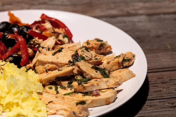 Baharatlı tavuk Diablo ile Salantro, zeytin, biber, sarımsak ve 